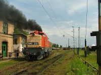 The smoking M40 220 in front of the station building at Hatvan-Rendezõ