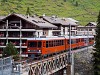 A Gornergratbahn Bhe 4/8 3052 és egy alacsonypadlós, Stadler Bhe 4/6 Zermatt és Findelbach között