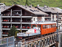 A Gornergratbahn Bhe 2/4 3021 Zermatt és Findelbach között tehervonatot tolva a Mattervispa hídján (Getwingbrücke)