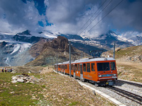 A Gornergratbahn (GGB) Bhe 4/8 3052 Rotenboden és Gornergrat között, a háttérben a Matterhorn és az Unterer Theodulgletscher