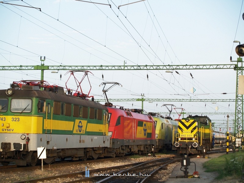 Soproni gépsor V43-assal, matricás Teknővel, a Telekom Werbelokkal és az M42 001-gyel fotó
