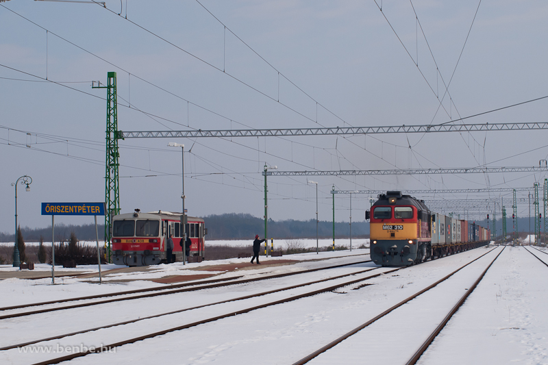 M62 310 egy tehervonattal és Bzmot 408 Őriszentpéter Hauptbahnhofon fotó