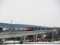 The M62 331 with a container train at the viadukt at Nagyrákos