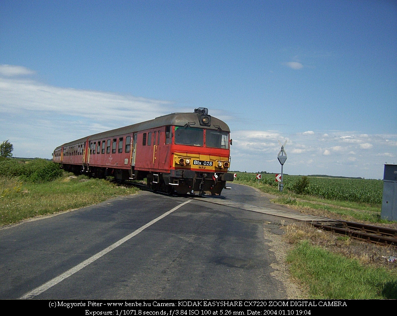 Btx 028 with and MDmot train near Nagykereki photo