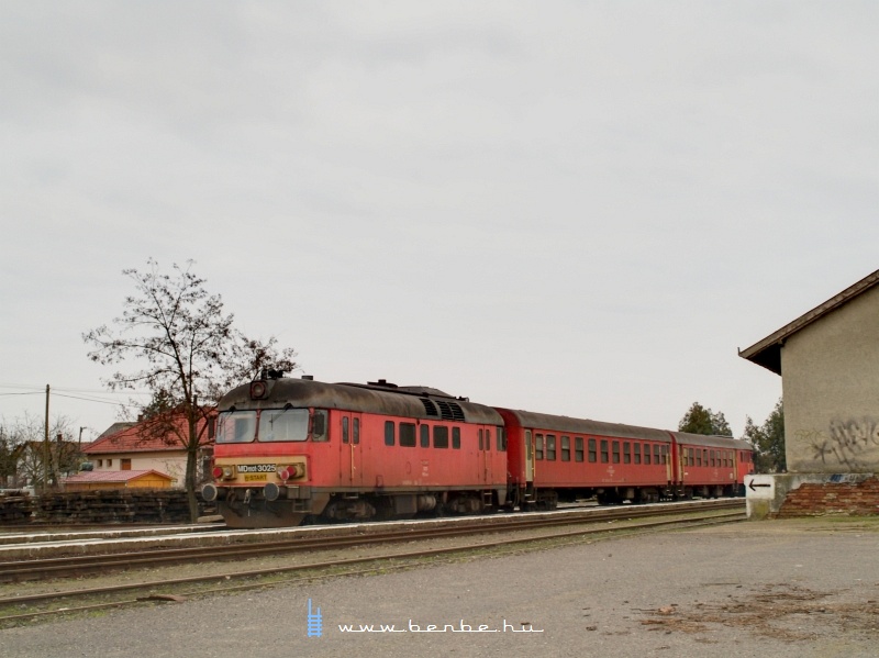 Kevesebb a kocsi, mint a mozdony, így manapság az MDmot+Bx+Btx vonatok váltak egyeduralkodóvá az utolsó MD-bástya Debrecen környékén. Ilyen összeállítású az itt maradt második része a Debrecen-Sáránd vonatnak, amelyik a 106-os vonalon Nagykereki felé veszi majd az irányt, amint átállítják neki a váltókat. kép MDmot 3025 Sárándon fotó