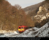 The special train with M41 2108 in a wider part of the Cuha valley