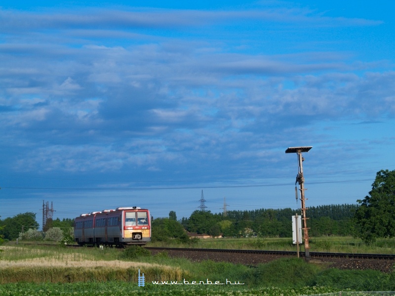The 6341 028-6 is passing the foresignal of the triangle at Bkscsaba photo