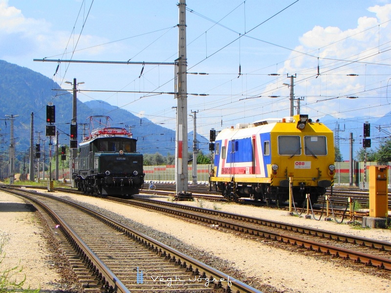 Lényegében az egész év a 150. évforduló jegyében tellett, nosztalgia különvonatok indultak hetente Zell am See-be (Giselaexpressz) és Reutébe (Kaiser Max). A képen az innsbrucki 1020.44-et látjuk amint éppen rájár a Kaiser Maxra, ami a jeles események miatt nem Innsbruckból, hanem Wörglből indult Reutébe. A mozdony éppen az ÖBB pályavasút EM-SAT 120 pályavizsgáló gép mellett halad el. kép 1020.44 és egy ÖBB métrőkocsi Wörglben fotó