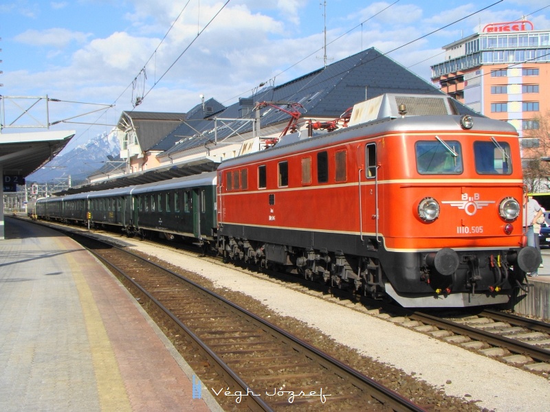 Miután ki és beszállnak az utasok, hamarosan továbbindul honállomására a 1110.505 különvonatával. kép Az ÖBB 1110.505 pályaszámú nosztalgia-villanymozdonya Wörglben fotó