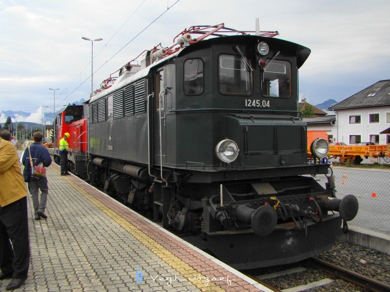 Ez a mozdony gyakran megfordul a Tiroli kisvárosban a hÃres Gisela-express élén, és aktÃv korában is gyakran járt erre. LeállÃtása előtti utolsó években Kufstein, Wörgl és Innsbruck állomásokon állomási tartaléknak használták. kép A 1245.04 pályaszámú mozdony is vendégszerepelt Wörglben fotó