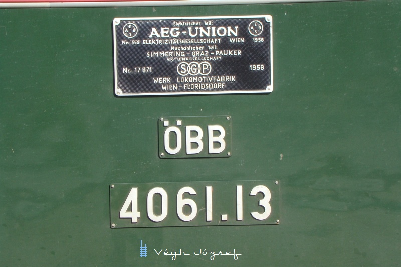 Az 1958-as gyártású mozdony mechanikus részeit a Wiener Lokomotivfabrik készÃtette, mÃg az elektromos berendezések szállÃtója az ARGE ABES (AEG UNION, ÖBBW, ELIN, ÖSSW) szövetség volt. kép 4061.13 Wörgl Hauptbahnhofon fotó
