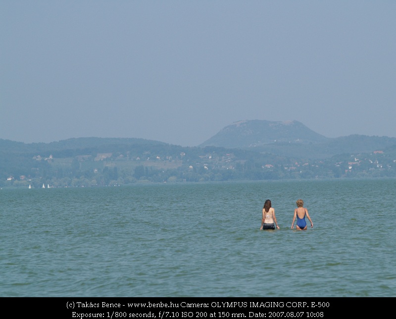 A Balaton, a háttérben a Küszöb-orommal fotó