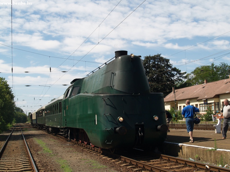 The class 242 streamlined steam locomotive at Gd station photo