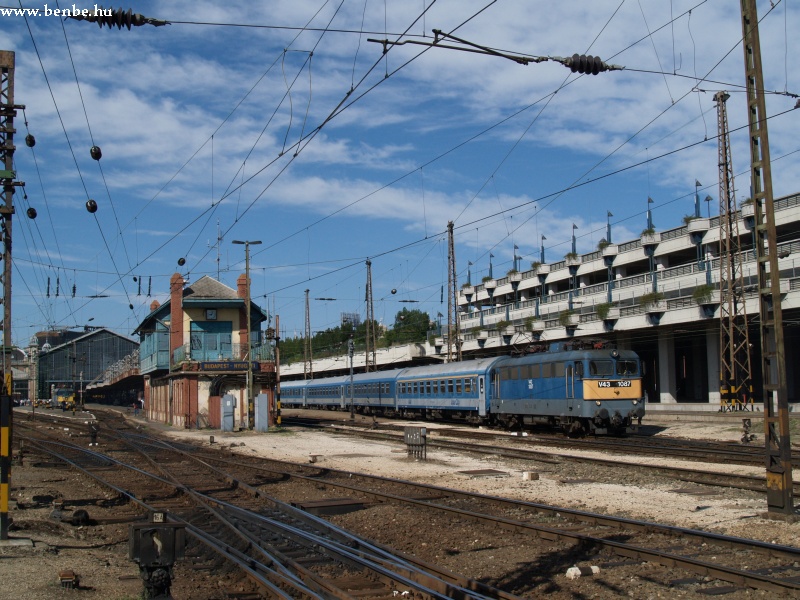 The V43 1087 at the Nyugati station photo
