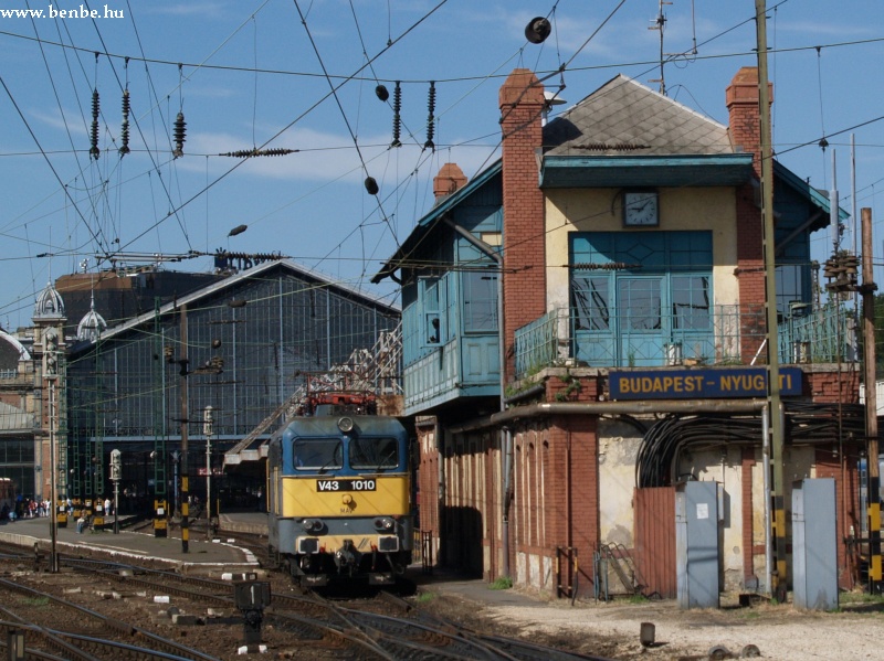 The V43 1010 at the Nyugati station photo