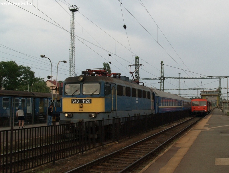 V43 1120 Szkesfehrvr llomson a Maestral vonattal fot