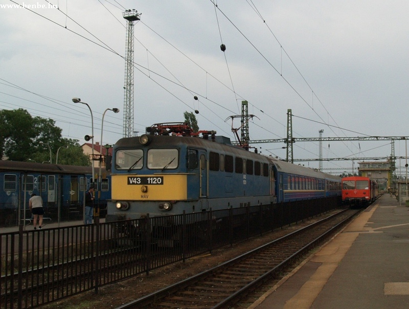 V43 1120 Székesfehérvár áll fotó