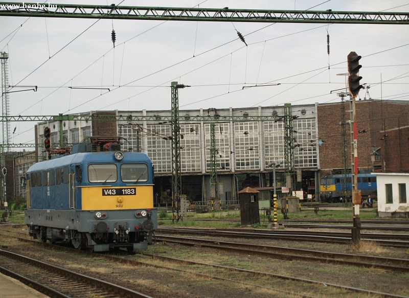 V43 1183 Szkesfehrvr llomson fot