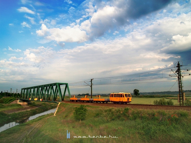 The TVGnh 1218 near the Si-bridge at Simontornya photo