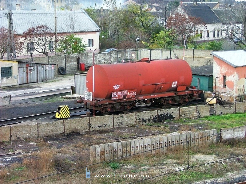 Kezdjük az albumot a legrégebbi képsorral, amit Budapesten kÃvül a Fuji fényképezőgépemmel készÃtettem, mégpedig Komáromban. Nem sokkal korábban, 2004. október 9-én szenvedett itt balesetet a V43 322 által vontatott GySEV gyorstehervonat. kép A régi olajkút Komáromban fotó