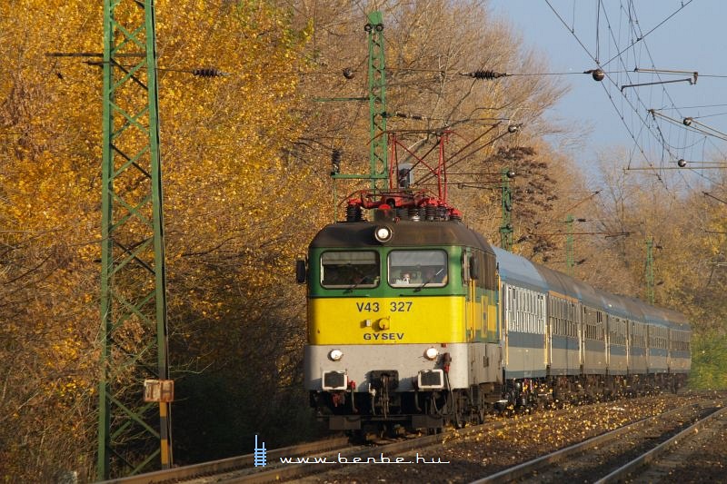 V43 327 Komáromban fotó