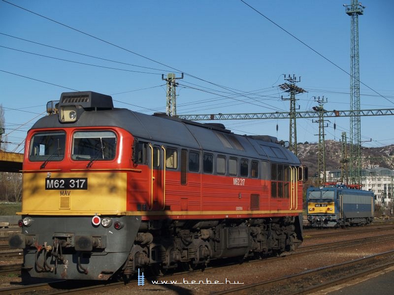 A háttérben V63 017. kép M62 317 Kelenföldön fotó