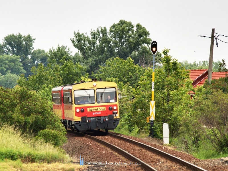 Bzmot 330 Szny-Dli megllhelyre rkezik a Komrom-Szkesfehrvr szemlyvonattal fot