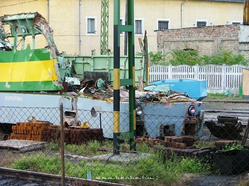 The sad remnants of GySEV/Raaberbahn V43 322 at Komrom photo