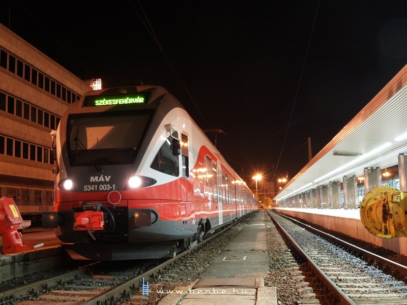 Székesfehérvár az Alföld és a Dunántúli-középhegység határán fekszik (bár több tanárom vitatkozott ezzel az állítással, attól még a nagytájakat tekintve ez így van), innen északra haladva a vasút befut egy völgybe, ami még mindig elég széles ahhoz, hogy lágy lankák között gabonát termesszenek. kép 5341 003-1 a Déli pályaudvaron fotó