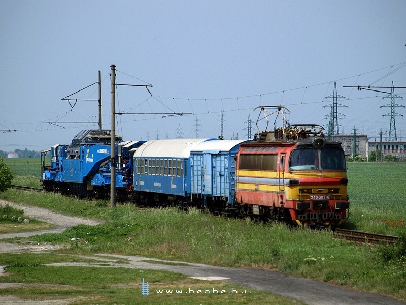 Transformator carrier train with 240 083-6 photo