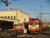 The M41 2105 with a trackbed filler train and Bzmot 337 at Székesfehérvár