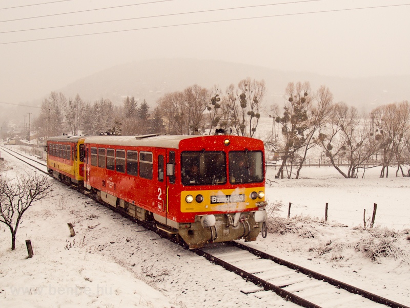 The MV-START Bzmot 343 seen between Magyarkt-Verőce and Fenyveshegy photo