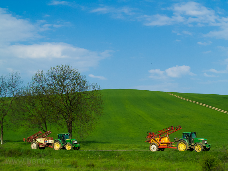 Traktorok Acsánál fotó