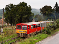 The MÁV-START Bzmot 343 seen between Magyarkút-Verőce and Fenyveshegy