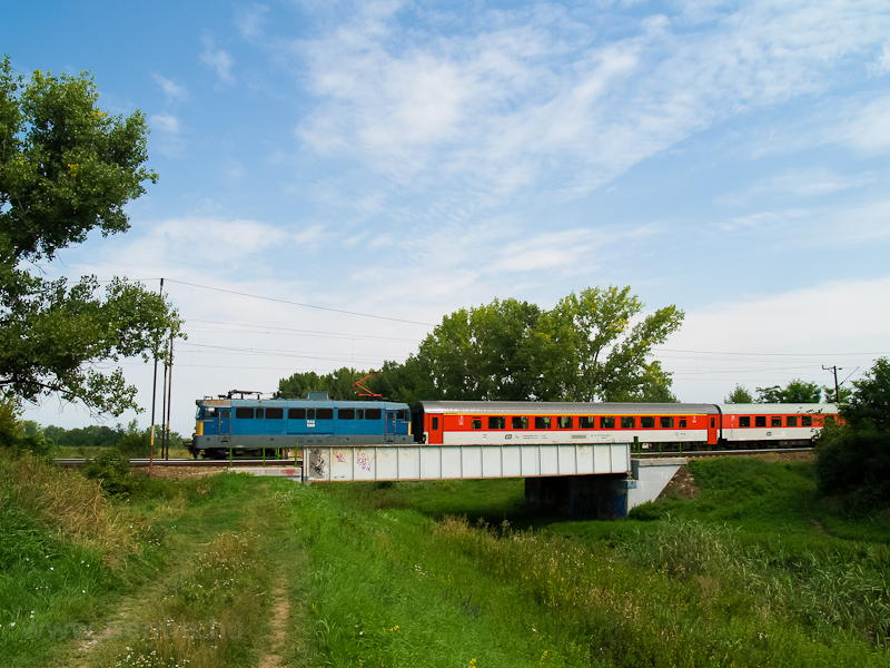 A V43 1369 Hort-Csny s Hatvan kztt egy rgi festsű cseh IC-kocsikbl ll InterCity vonattal a Zagyva-hdon
 fot