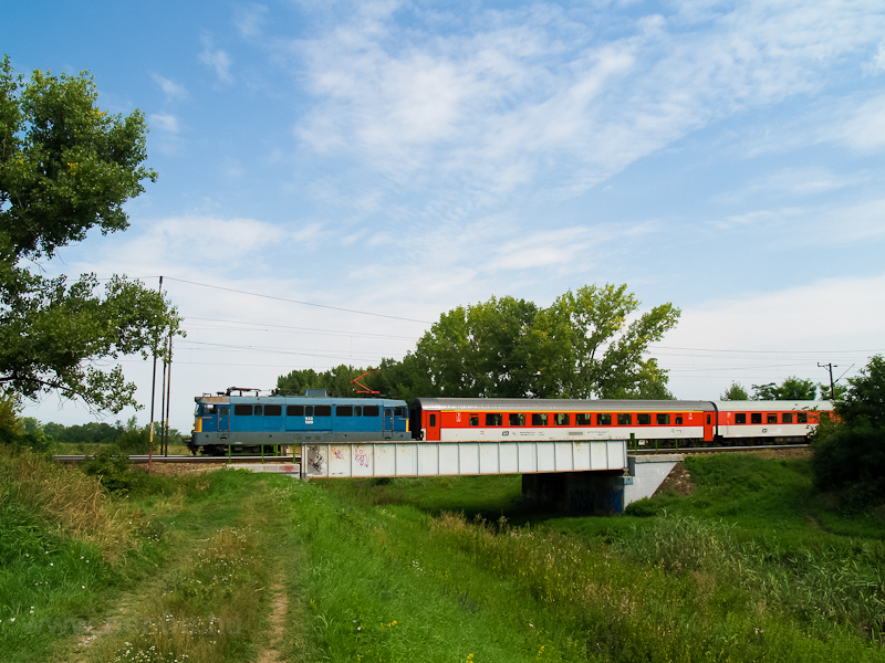 The V43 1369 seen between H photo