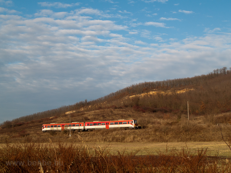 A class 6341 DMU seen between Zagyvaplfalva and Vizsls photo