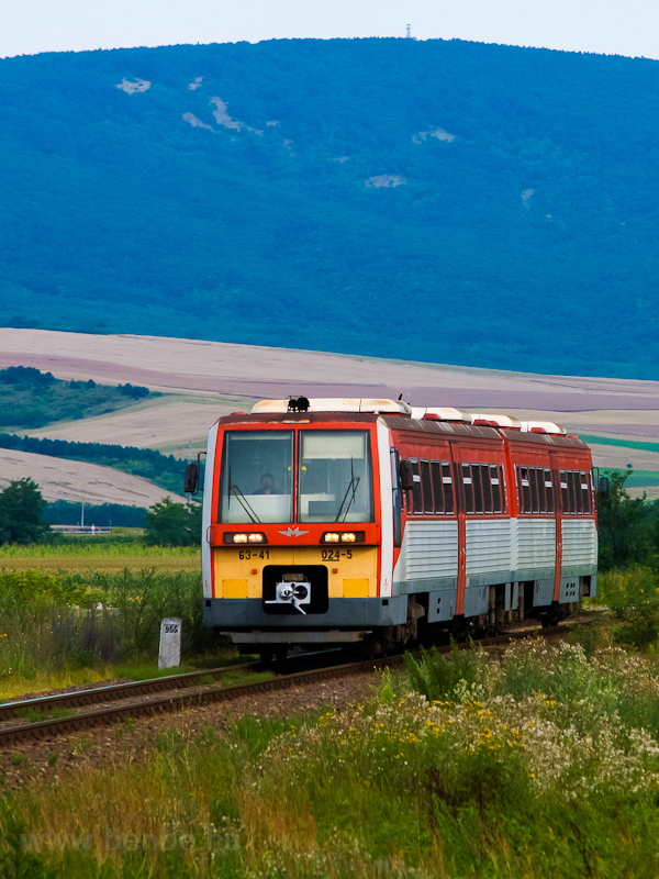 The 6341 024-5 is seen between Pszt and Szurdokpspki stations photo