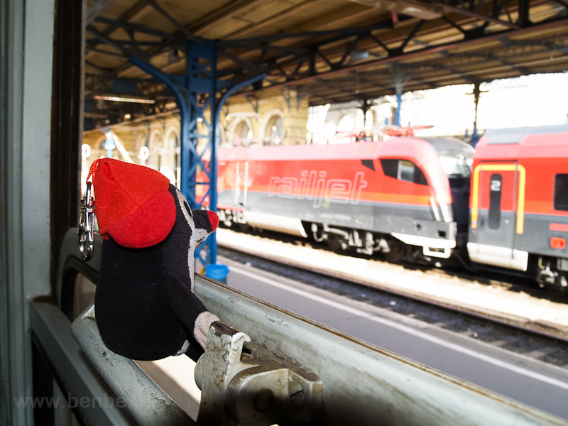 The Mole is looking at a railjet trainset, then a novelty at Budapest-Keleti photo