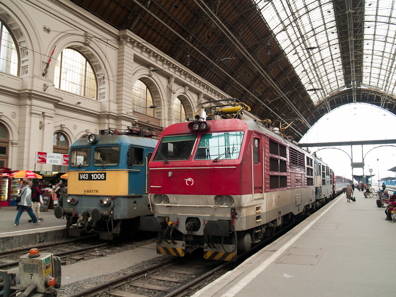 A MÁV-TR V43 1006 és a ŽSSK 350 011-3 Budapest-Keleti pályaudvaron
 fotó