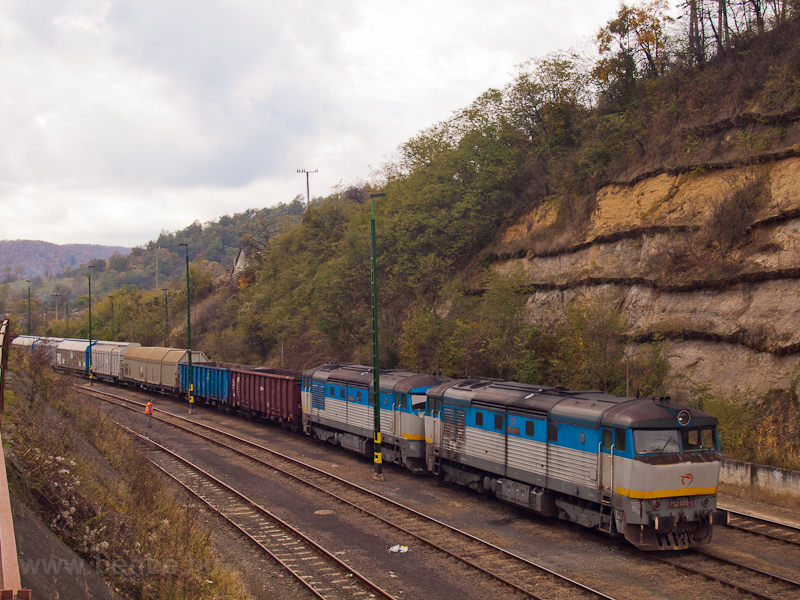 A ŽSSK 752 020-8 s egy trsa tol flfele egy tehervonatot Somoskőjfalu llomson
  fot