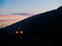 A MÁV-TR M41 2163 Mátraverebély és Tar között az utolsó mozdonyos gyorsvonattal a fölkelő Nap fényeiben
