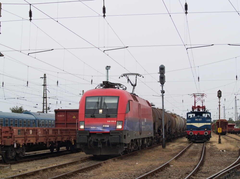 The MV-Cargo 1116 016-5 and V42 527 at Kl-Kpolna station photo