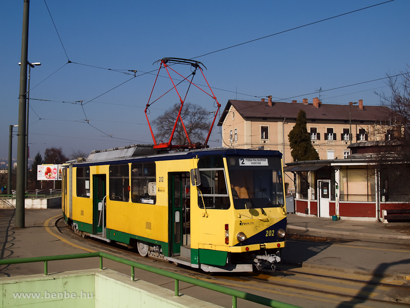 A 202-es pályaszámú miskolci KT8D5 Tatra-villamos kivételesen a 2-es vonalon Vasgyárba készül fotó