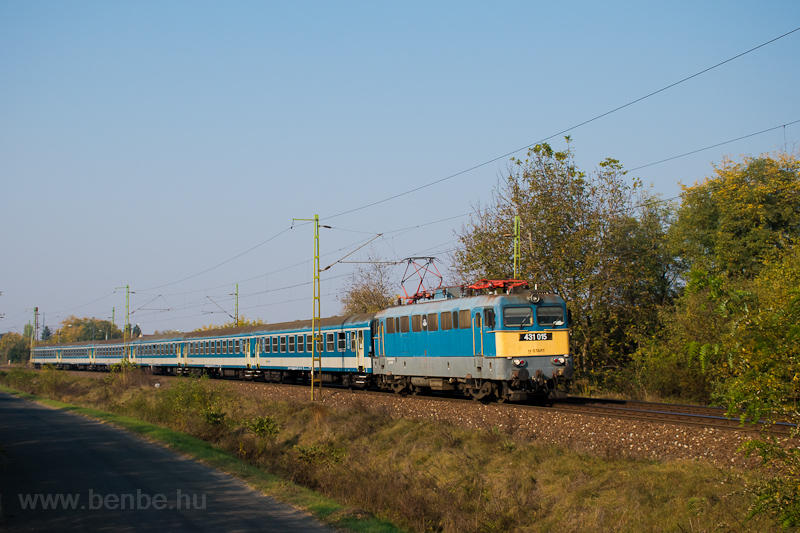 A MÁV-START 431 015 Monorierdő és Pilis között 29-05 sorozatú, Bp kocsikból álló, rendkívül autentikus záhonyi sebesvonatával (és teljes pantográf áramszedővel) fotó