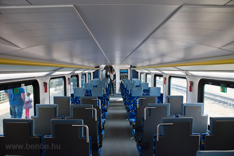 A MÁV-START 815 003 pályaszámú Stadler KISS emeletes elővárosi motorvonatának belső tere (alsó utastér) fotó