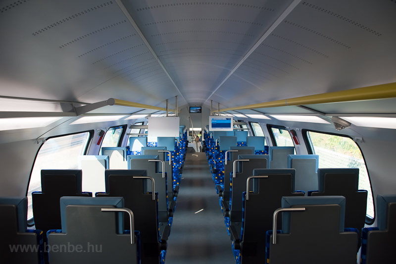 A MÁV-START 815 003 pályaszámú Stadler KISS emeletes elővárosi motorvonatának belső tere (emeleti utastér) fotó