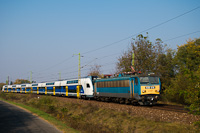 A MÁV-START 630 016 Monorierdő és Pilis között a 815 003 pályaszámú emeletes, Stadler KISS motorvonatot vontatva