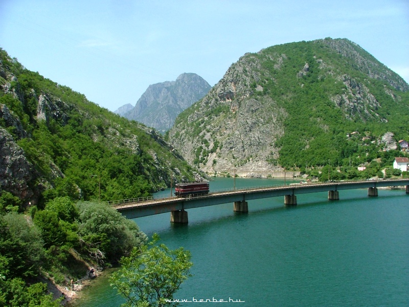 The ŽFBH 441 307 in the Neretva-valley photo