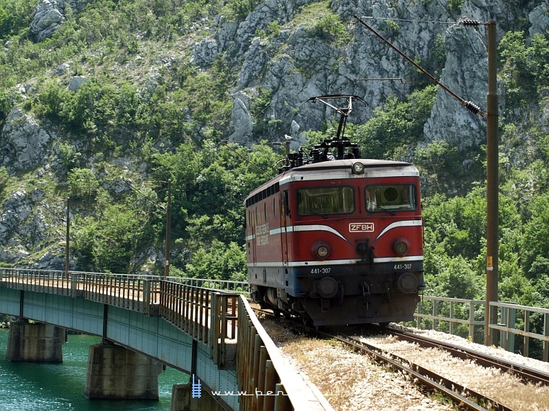 The ŽFBH 441 307 in the Neretva-valley photo